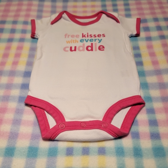 CARTER'S ♡ Adorable Pink Trim "FREE KISSES WITH EVERY CUDDLE" Bodysuit Onesie NB - Picture 8 of 10